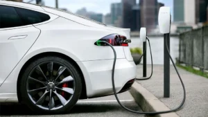 عصر باتری‌ها: آمریکایی‌ها از خودروهای الکتریکی استقبال کرده‌اند