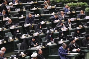 مجلس از توضیح زارع‌پور در مورد تبدیل وضعیت ایثارگران مخابرات قانع نشد؛ وزیر کارت زرد گرفت