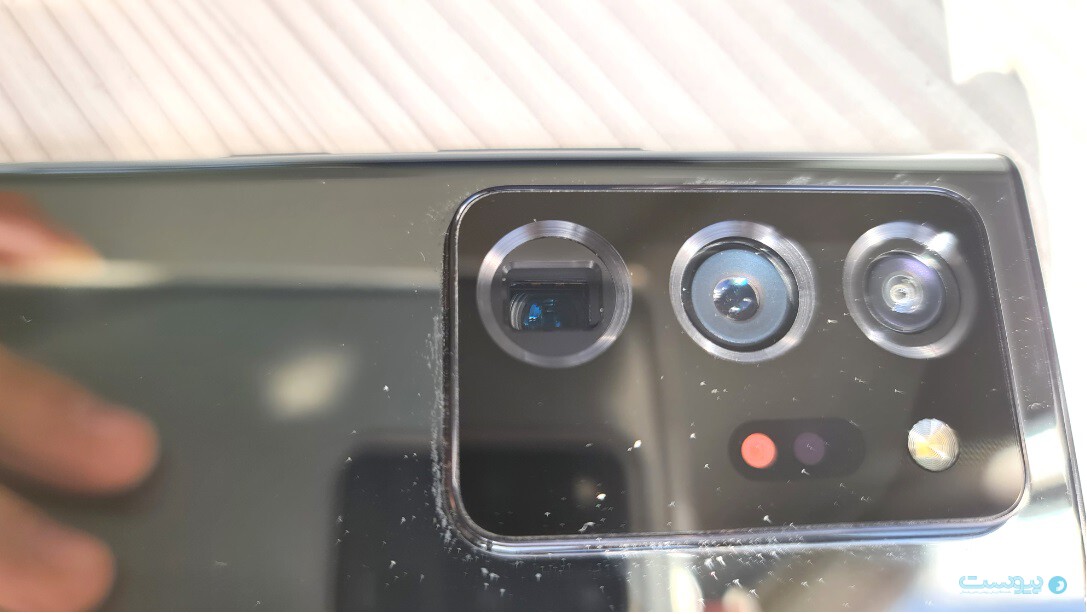 دوربین سه‌گانه دو گوشی مشابه یکدیگرند با این تفاوت که نوت ۲۰ اولترا لنز اصلی ۱۰۸ مگاپیکسلی و نوت ۲۰ معمولی لنز ۶۴ مگاپیکسلی دارد.
