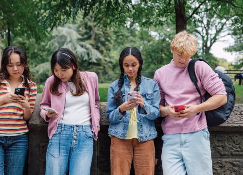 نظرسنجی Pew از وضعیت نسل همیشه آنلاین آمریکا: نقش پررنگ شبکه‌های اجتماعی و چت‌بات‌ها در زندگی نسل آینده