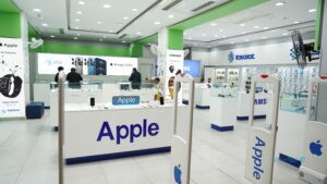 گشتی در مهم‌ترین پاساژهای فروش گوشی تلفن همراه در تهران؛ سیب ممنوعه در بازار
