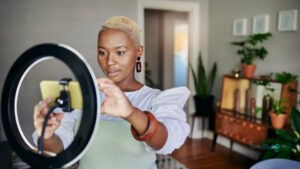 گزارش‌ها نشان می‌دهد خالقان محتوایی که از گروه‌های حاشیه‌ای هستند درآمد کمتری دارند؛ همه جلو نمی‌روند