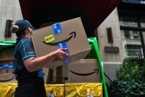 نقطه عطفی در تجارت الکترونیک: فروش سالانه آمازون برای اولین بار از والمارت جلو زد