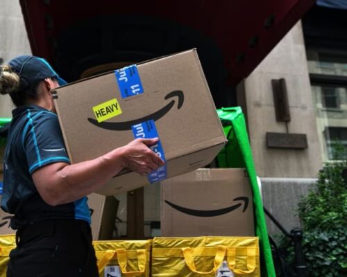 نقطه عطفی در تجارت الکترونیک: فروش سالانه آمازون برای اولین بار از والمارت جلو زد