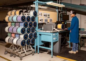 نقش پررنگ یک شرکت ۱۷۵ ساله در عصر هوش مصنوعی: از لامپ‌های شیشه‌ای ادیسون تا فیبر نوری