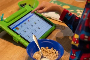 اپلیکیشن‌های یادگیری از راه دور، داده‌های کودکان را به اشتراک‌ گذاشته‌اند