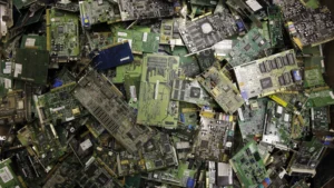 زباله‌های الکترونیکی به سلامت و محیط‌زیست کشورهای درحال‌توسعه آسیب می‌زنند؛ راز کثیف و بزرگ فناوری