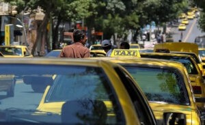 دستگاه کارتخوان در اختیار رانندگان تاکسی قرار می‌گیرد