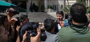 وزیر ارتباطات: دولت و وزارت صمت آیفون‌هایی که به اسم دیگری وارد شده بودند را مدیریت می‌کند